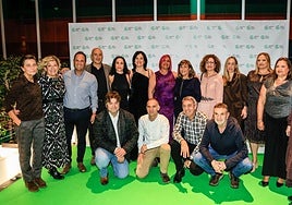 Enrique Bárez, José Guinea, Laura Tomás, Arantza Tomás y María Hidalgo, de OSI Araba, posaron con compañeros y compañeras de la organización sanitaria.