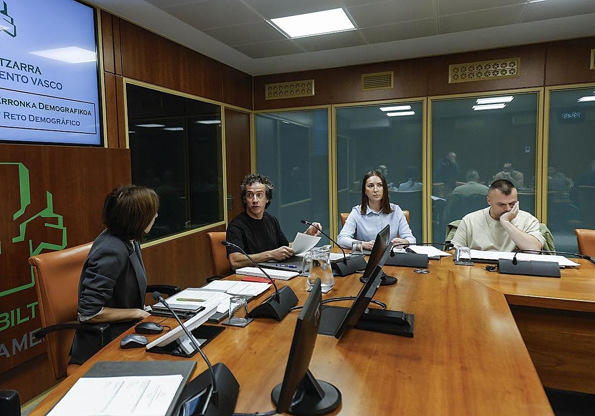 Representantes de los trabajadores de BetiOn, instantes antes de su comparecencia en el Parlamento vasco.