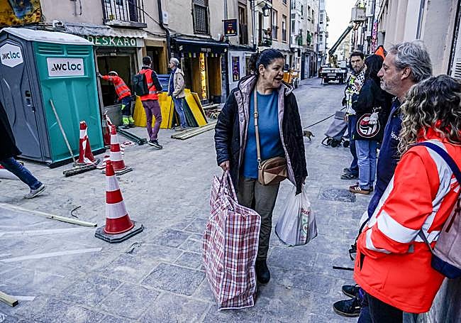 Los vecinos del número 25 pudieron coger sus pertenencias tras el apuntalamiento de urgencia.