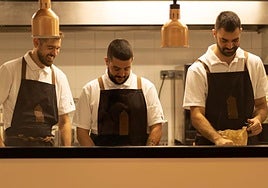 Los tres jóvenes cocineros, Asier Moreira, Koldobika Galán y Koldo Romano en el restaurante.