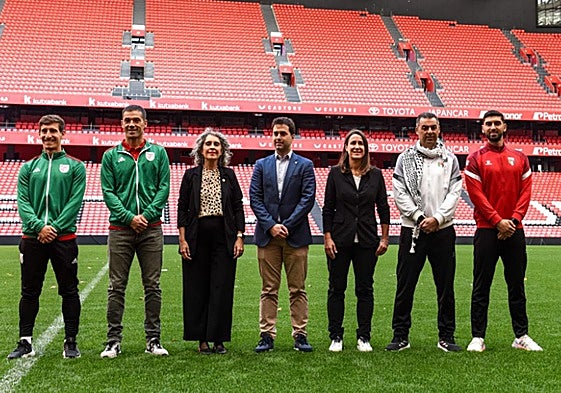 Foto de familia en la presentación del partido entre Euskal Selekzioa y Palestina.