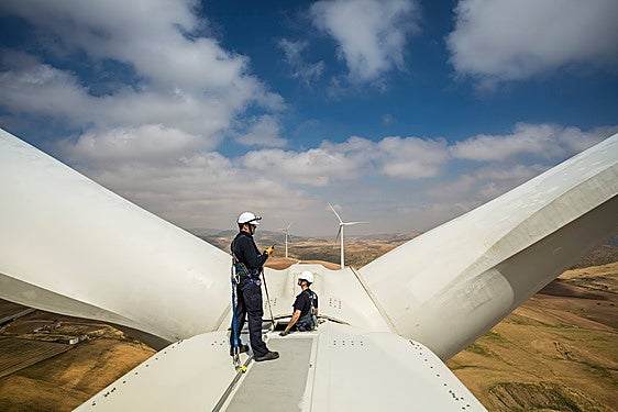 Un aerogenerador de Siemens Gamesa durante tareas de mantenimiento