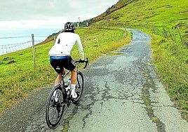 Un cicloturista afronta las rampas que llevan al faro