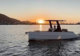 Una de las embarcaciones de Lasai Boats en el Abra de la Ría de Bilbao