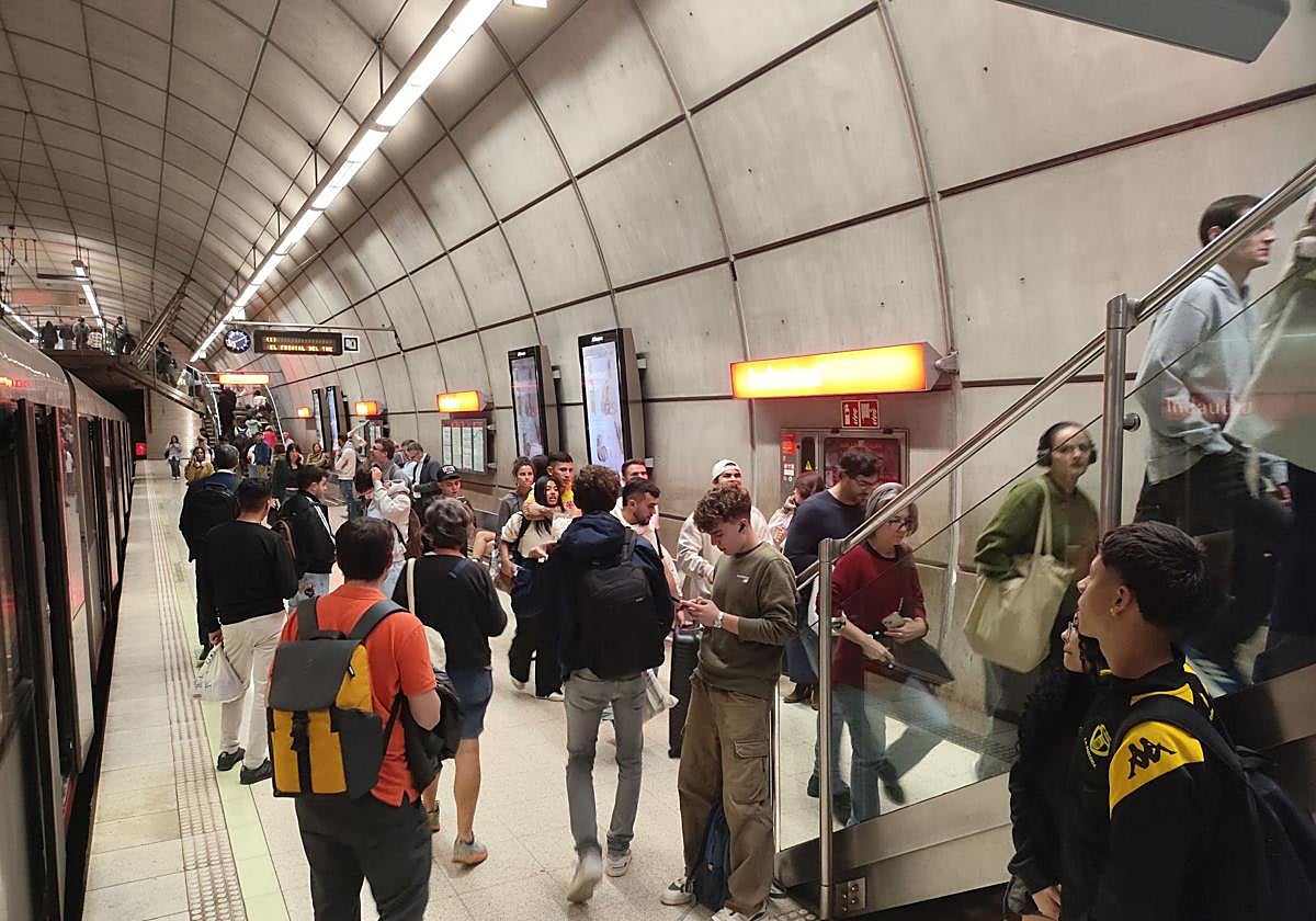 Imagen de hace unos días de usuarios en una estación de metro.
