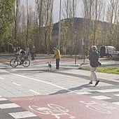 El cruce con la carretera A-2124 en su intersección con Campo de los Palacios es donde se ha reforzado la seguridad peatonal y ciclista.