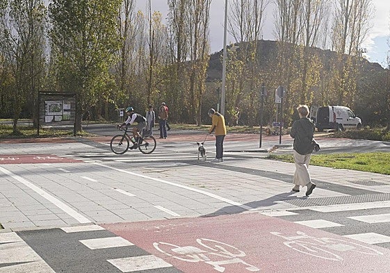 El cruce con la carretera A-2124 en su intersección con Campo de los Palacios es donde se ha reforzado la seguridad peatonal y ciclista.