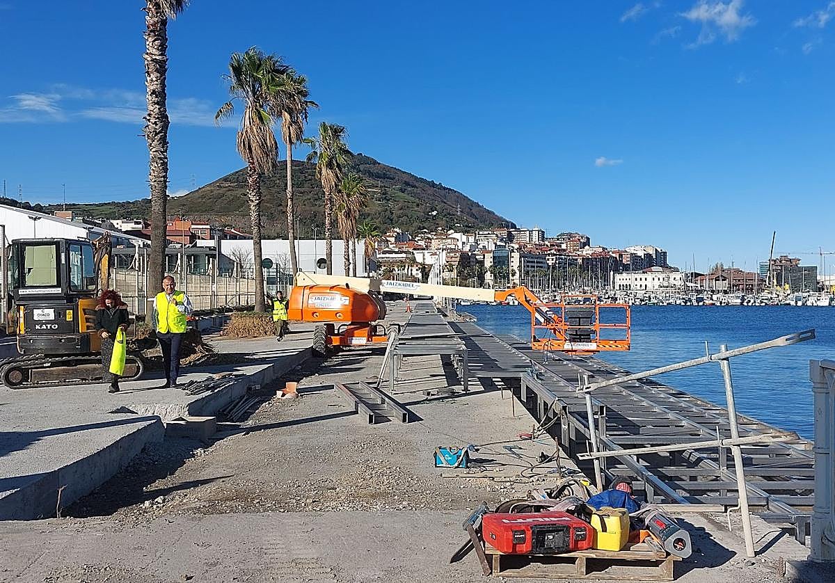 Los operarios instalan durante estos días las gradas voladas sobre el agua, mientras continúa la reforma del paseo.