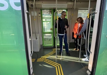 Los tranvías de Vitoria adaptan sus suelos para los pasajeros con baja visión