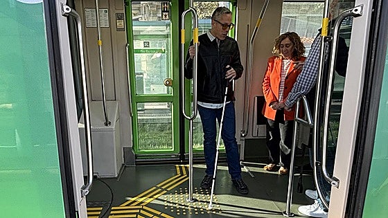 Los tranvías adaptan sus suelos para los pasajeros con baja visión