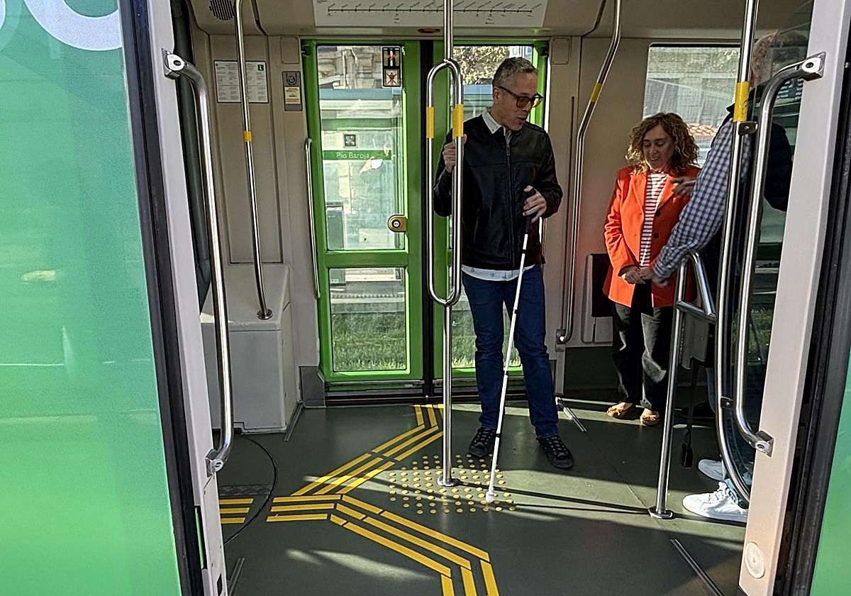 Juan Carlos Márquez, de la ONCE, junto a Susana García Chueca, consejera de Movilidad Sostenible del Gobierno vasco.