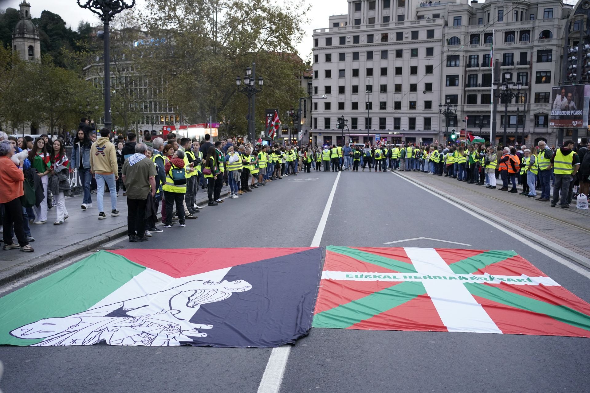 Las mejores imágenes de la fiesta por Palestina en Bilbao previas a los incidentes