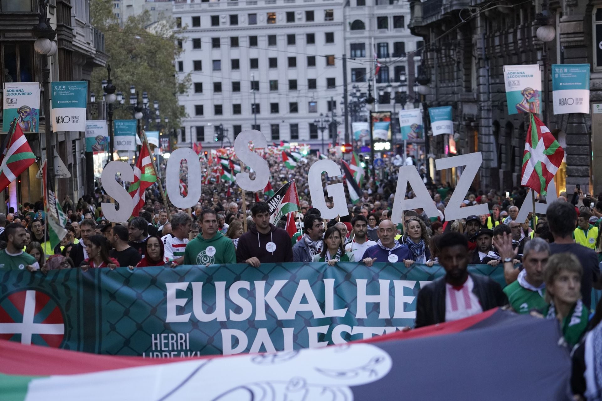 Las mejores imágenes de la fiesta por Palestina en Bilbao previas a los incidentes