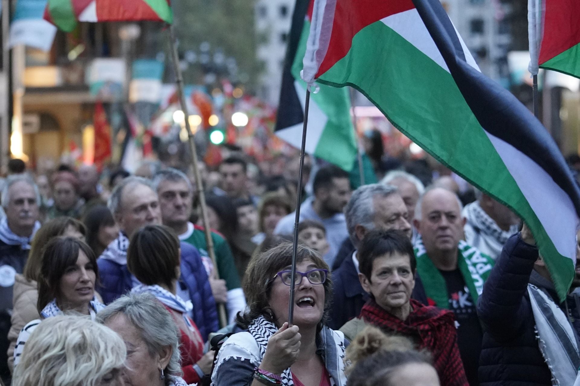 Las mejores imágenes de la fiesta por Palestina en Bilbao previas a los incidentes