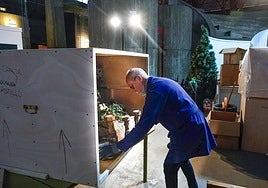 Los miembros de la FundaciónBelenista Francisco de Asís están metiendo en cajas los belenes para prepararlos para su inminente traslado.