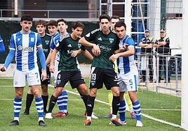 Los jugadores del Sestao River y el Beasain pugnan en un córner.
