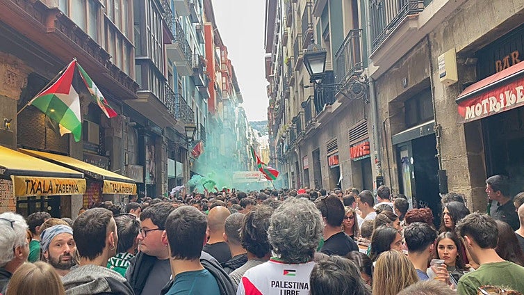 En directo, el ambiente previo al Euskadi-Palestina: la fiesta se traslada a las calles del Casco Viejo