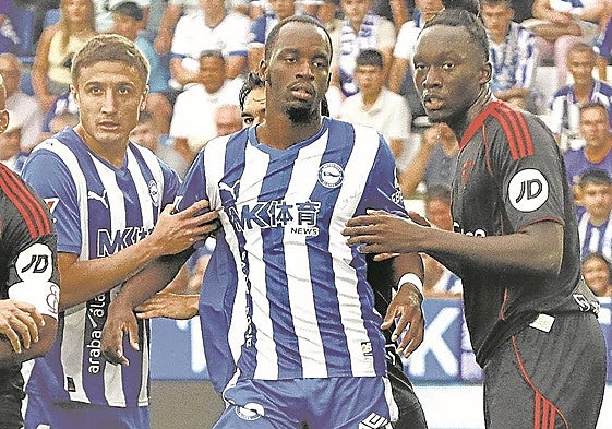 Diarra, junto a Tenaglia durante el partido de esta campaña ante el Sevilla.