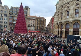 Miles de personas homenajean en el Arriaga a los deportistas palestinos muertos en ataques de Israel