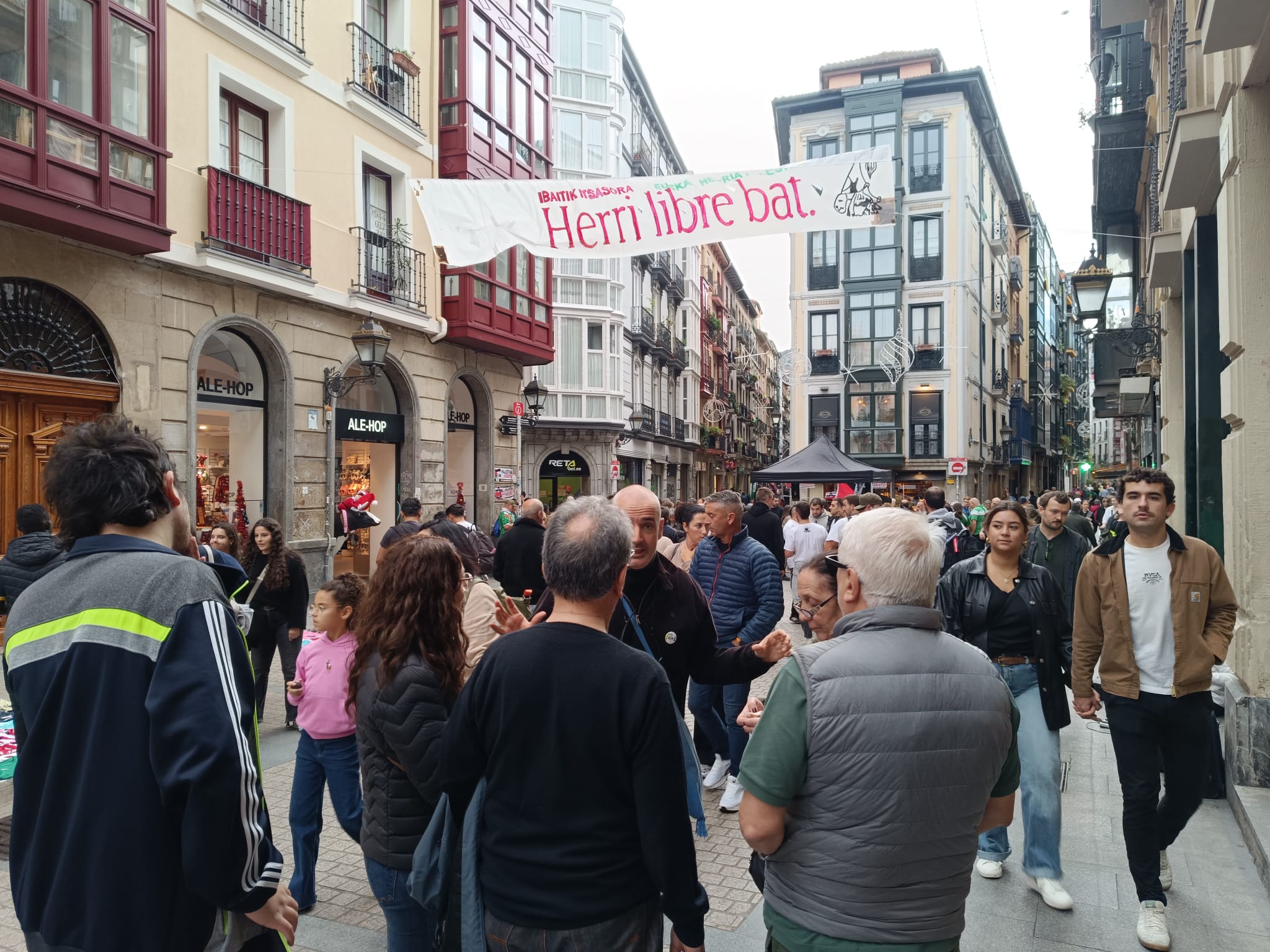 Las mejores imágenes de la fiesta por Palestina en Bilbao previas a los incidentes