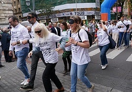 Decenas de participantes recorren a ciegas la Gran Vía de Bilbao