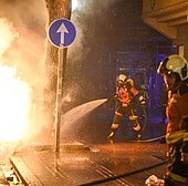 Cinco contenedores quemados, bengalas y botellas contra la Ertzaintza en la marcha de GKS