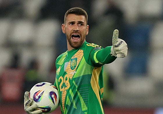 JUnai Simón agradece a Laporte la presión ejercida sobre un rival.