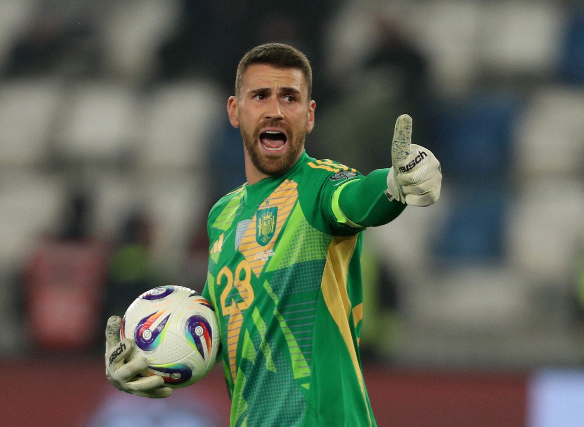 JUnai Simón agradece a Laporte la presión ejercida sobre un rival.