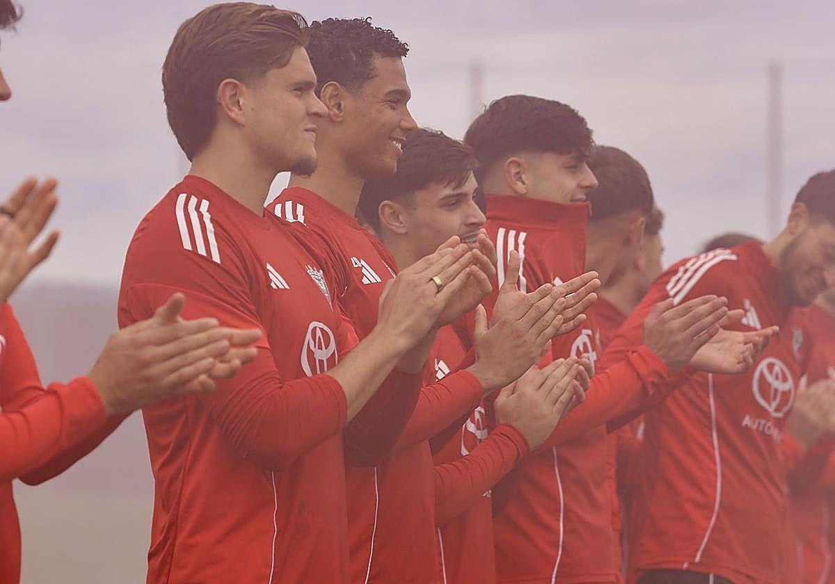 La afición animaba este sábado en Anduva al conjunto rojillo.