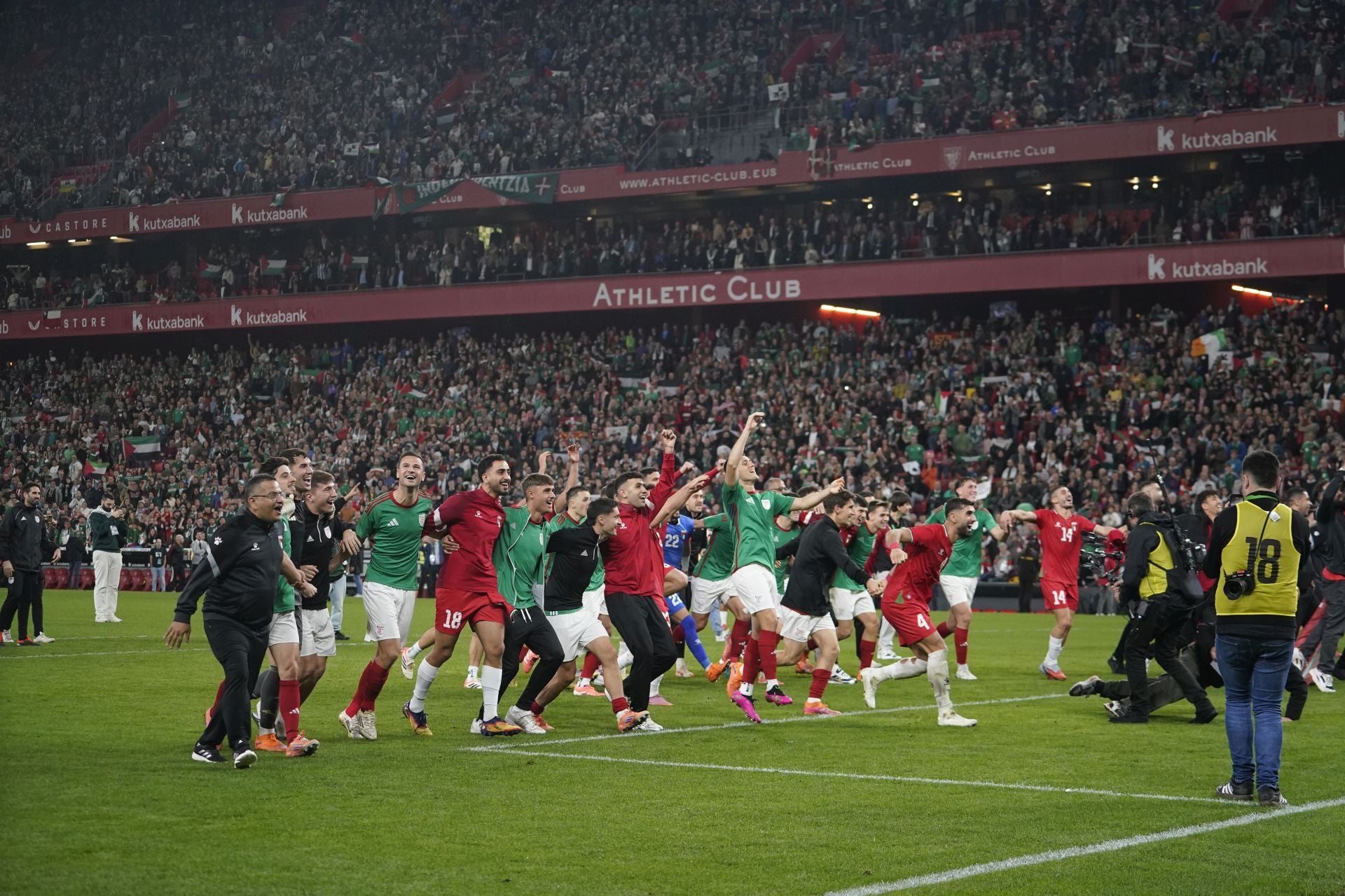 Las bonitas imágenes que nos deja el Euskadi-Palestina en San Mamés