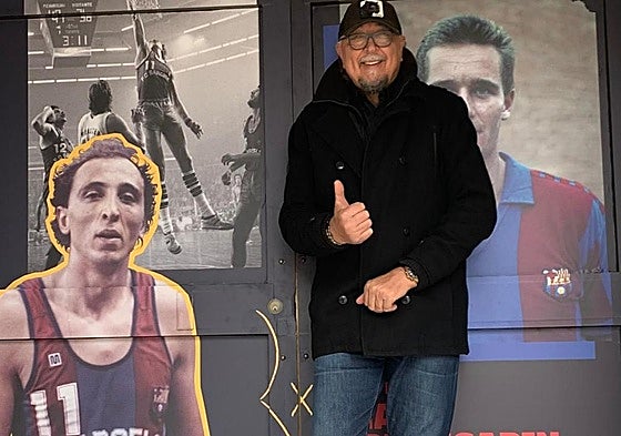 'Lagarto' de la Cruz, que ahora reside en Mallorca, posa a las afueras del Palau en una visita reciente.