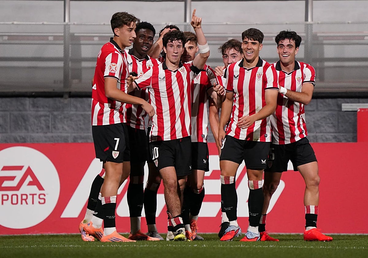 Ibón Sánchez celebra el segundo gol del Bilbao Athletic con sus compañeros.