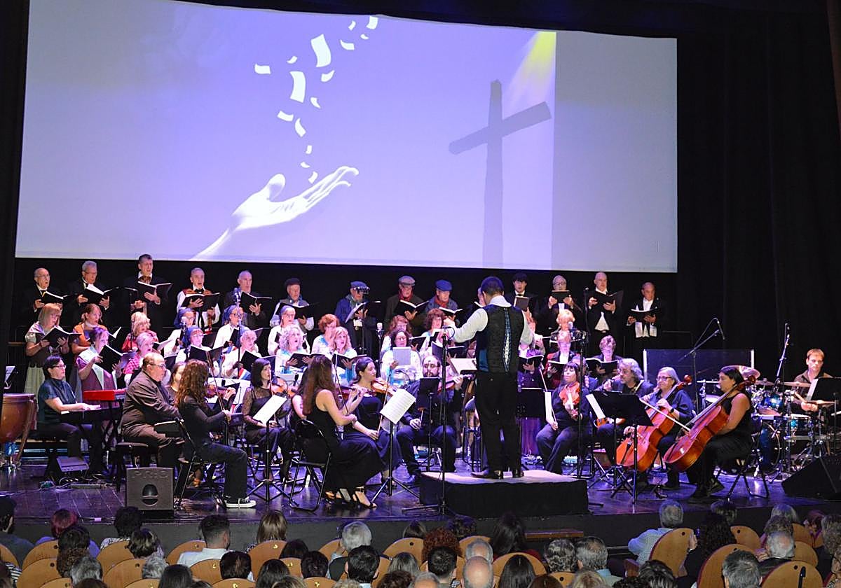Temas del Fantasma de la Ópera, 'Los Miserables' o 'Sonrisas y Lágrimas' sonaron en sus voces este sábado sobre el escenario de un teatro abarrotado.