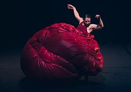 Paula Comitre estrenando 'Après vous, madame' en el Guggenheim