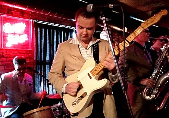 El líder Vincent Bassou con su guitarra Telecaster.
