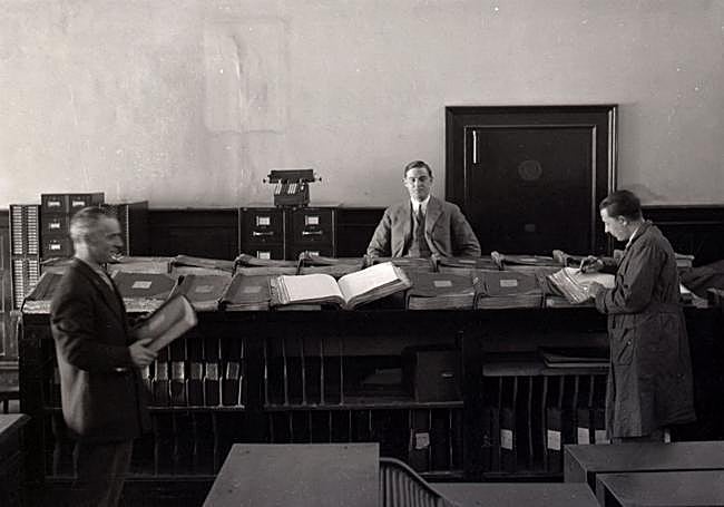 Empleados en la oficina situada en los bajos de la Plaza Nueva (1930).