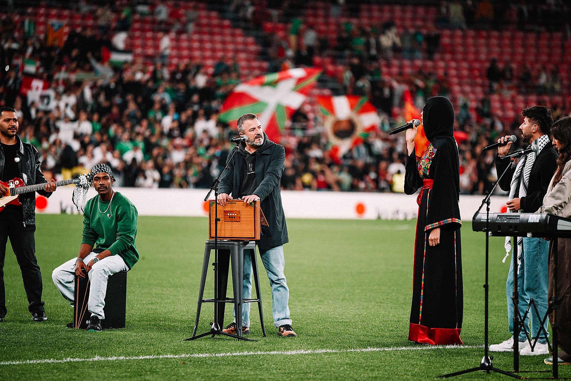 Las bonitas imágenes que nos deja el Euskadi-Palestina en San Mamés