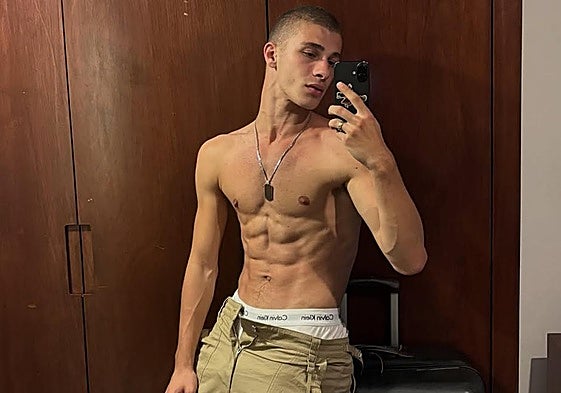 Joaquín, sostenido artísticamente por los brazos de Samuel Dilkes, en la portada de Vogue Portugal.