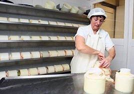 Eli Gorrotxategi en su quesería ´La Leze´, en Ilarduia.