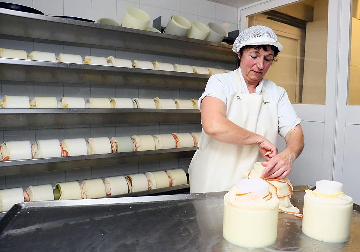 Eli Gorrotxategi en su quesería ´La Leze´, en Ilarduia.