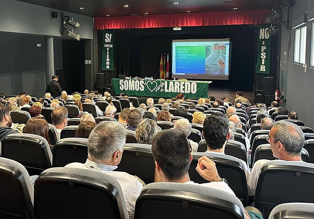Más de 200 personas han acudido a la asamblea vecinal contra el macropolígono.