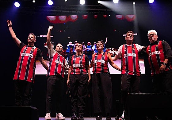 David Cepo, Galder Varas, Ana Morgade, Eva Hache, Álex Clavero y Leo Harlem se despiden del Buesa Arena equipados con su camiseta personalizada.