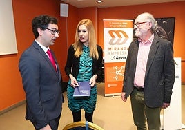 Aitana Hernando y Miguel Ángel Adrián, con Roberto Martínez de Salinas.