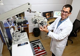 Eduardo Gea, en el gabinete de la óptica.