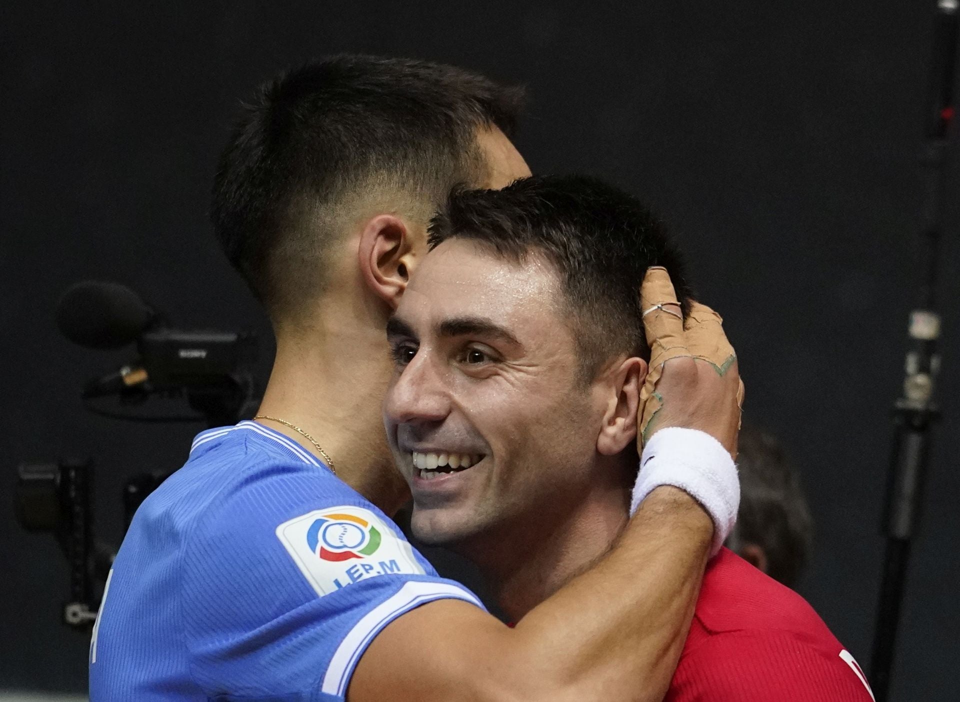 Javi Zabala y Peio Etxeberria se abrazan tras la conclusión de la final.