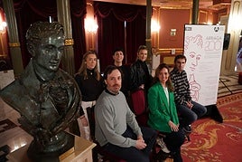 Ane Ruiz, Koldo Olabarri, Ainhoa Etxebarria, Josetxu Obregón, Nahikari Aretxederra y Oier Etxaburu, junto a un busto de Arriaga.