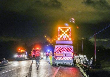 La Ertzaintza gestiona el tráfico mientras se despeja la carretera tras el accidente.