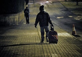 Una persona en situación de calle se dirige al centro municipal de acogida a pasar la noche