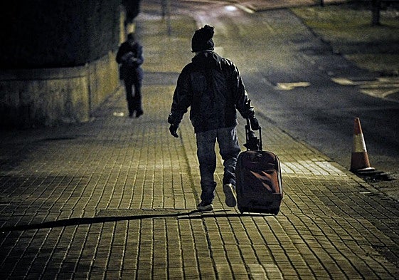 Una persona en situación de calle se dirige al centro municipal de acogida a pasar la noche