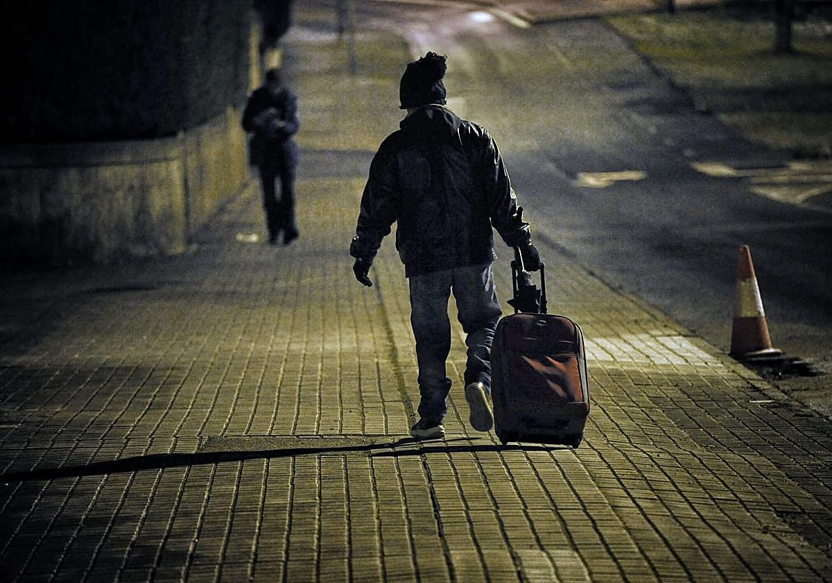 Una persona en situación de calle se dirige al centro municipal de acogida a pasar la noche